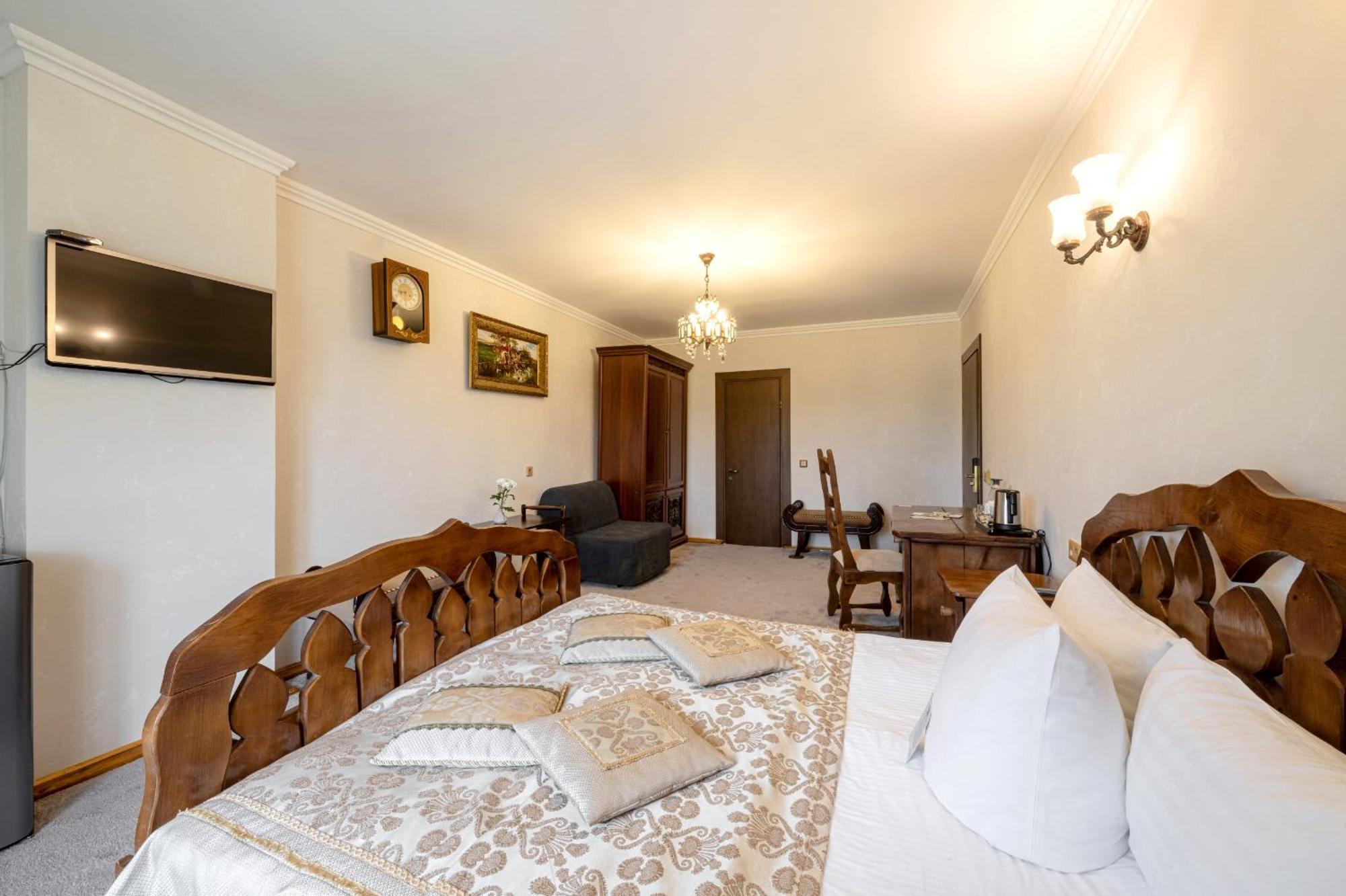 Stara Pravda Hotel - History Boekovel Buitenkant foto